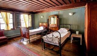 Гостевой дом Guest House Old Plovdiv Пловдив Двухместный номер с 2 отдельными кроватями и общей ванной комнатой-1